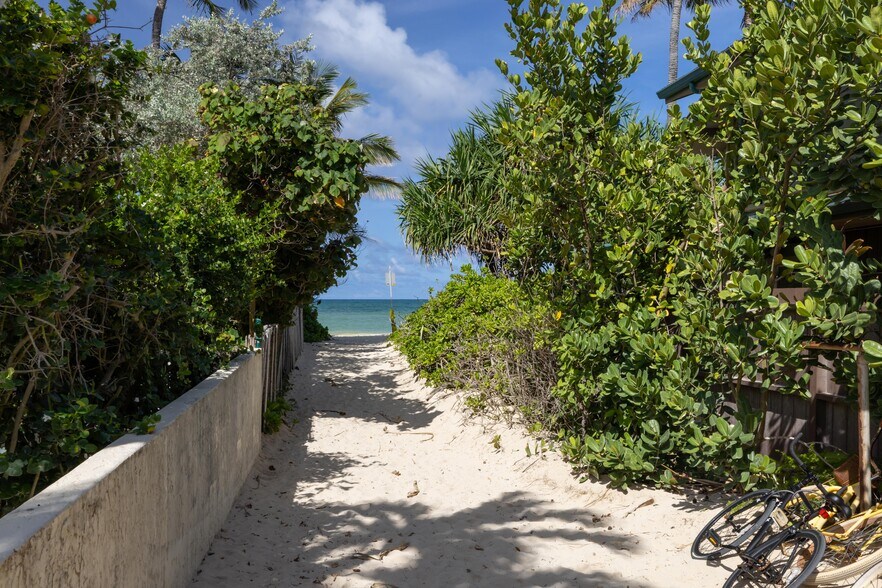 Castle Beach access - 811 N Kalaheo Ave