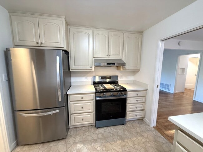 Building Photo - THREE BEDROOM /TWO BATH HOME, JUST A FEW BLOCKS FROM DOWNTOWN LARKSPUR