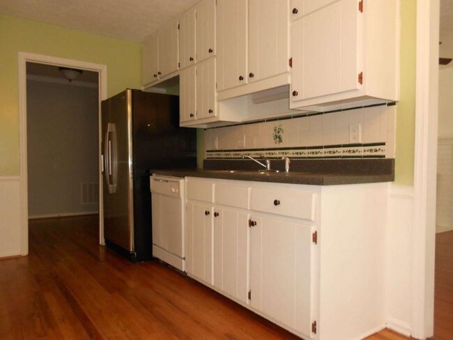 Building Photo - 205 Pinetree Dr