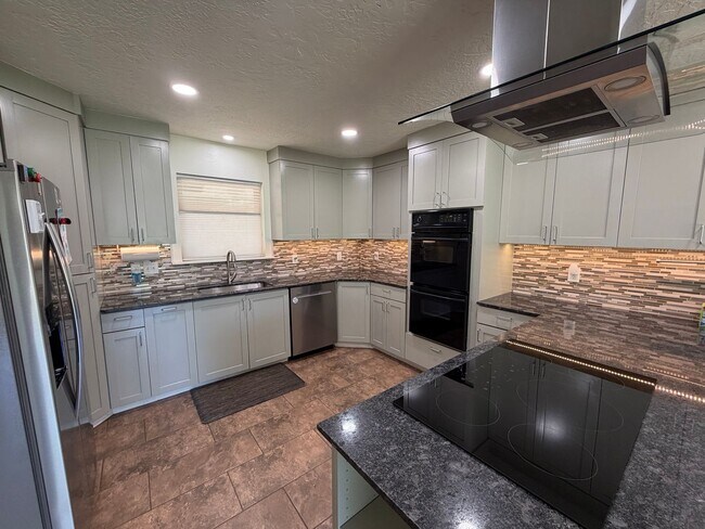 Building Photo - 2517 Chateau Dr