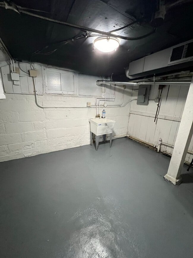 Building Photo - Brand new fully renovated 5 Bedroom Single...