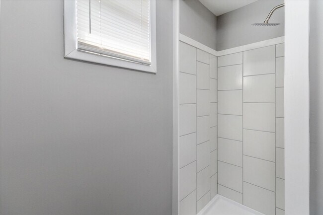 Building Photo - Huge East Savannah 4BR/2BA House For Rent