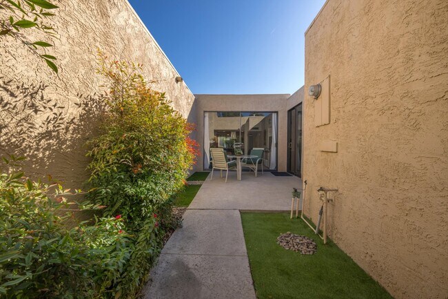 Building Photo - 73947 Saquaro Ct