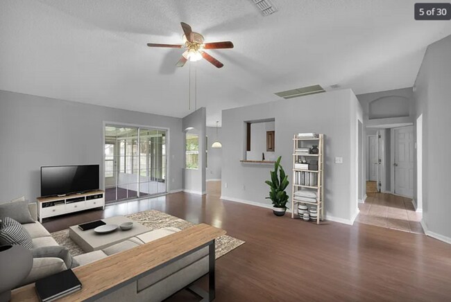 Building Photo - 3 Bedroom 2 Bathroom home with Garage Near Oakleaf