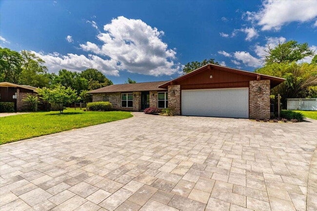Building Photo - "Charming 3-Bed Oasis with Private Pool in Fort Walton Beach!"