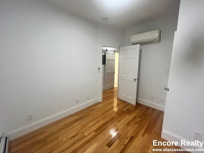 Building Photo - 51 Joy St