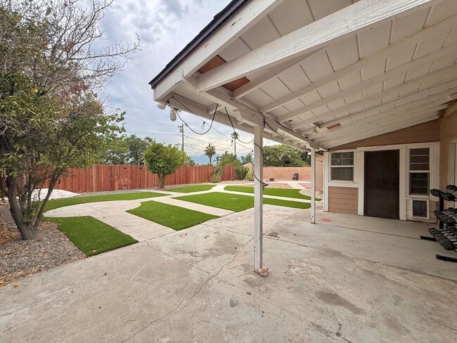 Building Photo - 9666 Laurel Ave