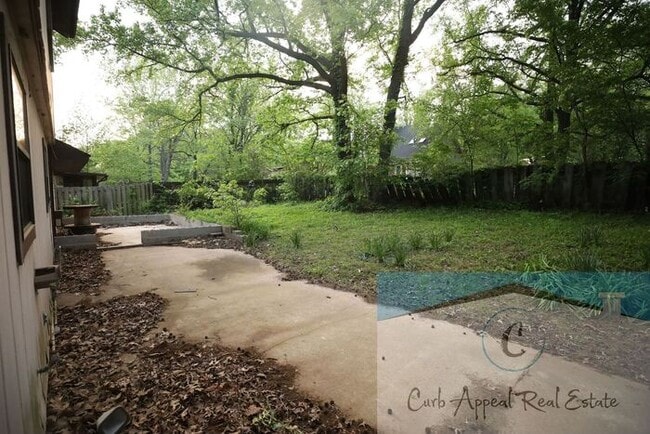 Building Photo - 3 Bedroom 2 Bath Home in Beautiful Neighborhood! A fenced back yard!!