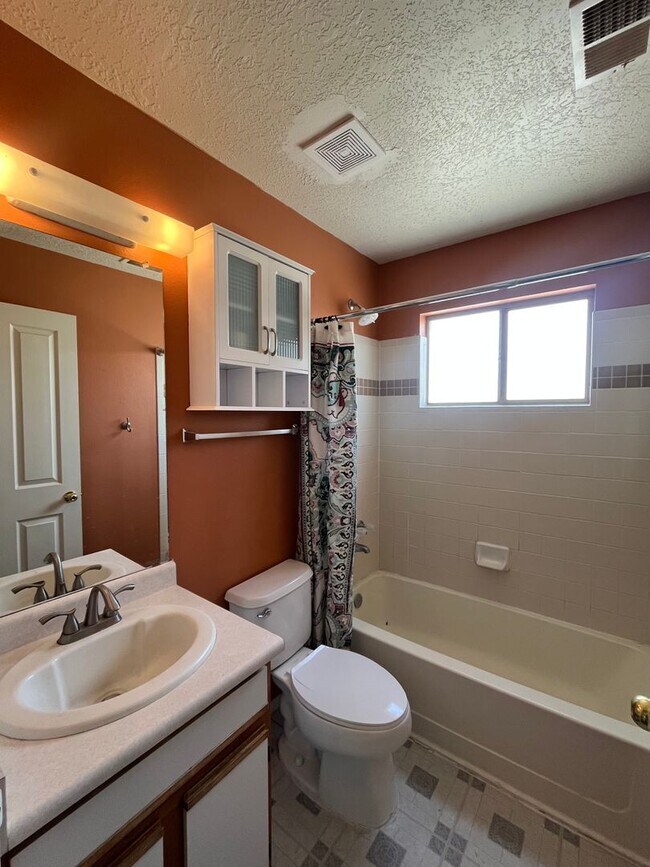 Building Photo - Cute 3 Bedroom 2 Bathroom Home In Rio Rancho!