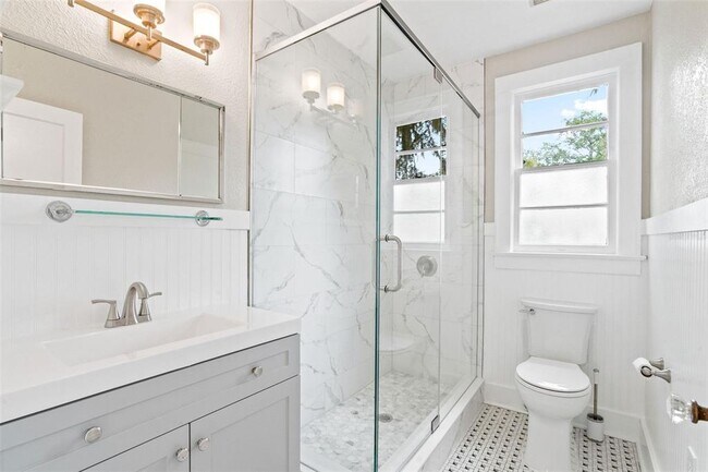 Building Photo - 205 Garden Cir N