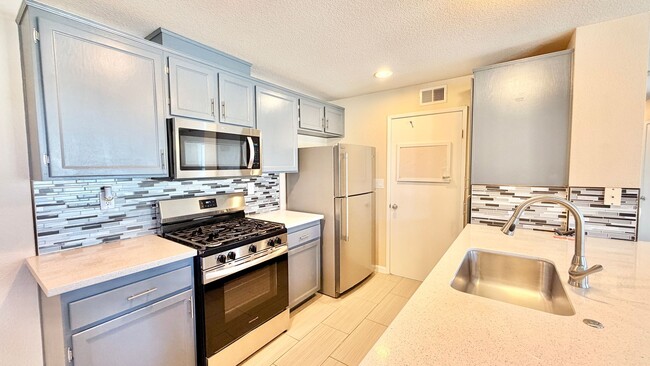 Building Photo - Bright & Lovely Two Story Townhome in the VistaMonte at San Luis Rey HOA Community of Oceanside!