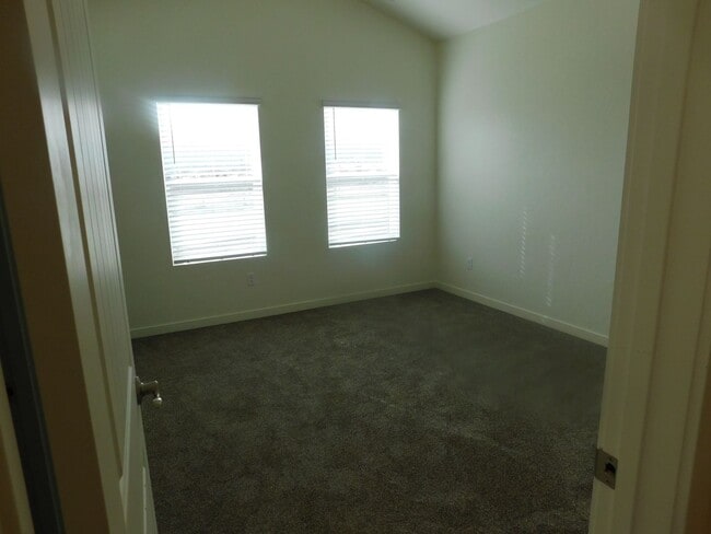 Building Photo - Walking Distance to Community