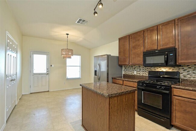 Building Photo - 811 Encinita Dr