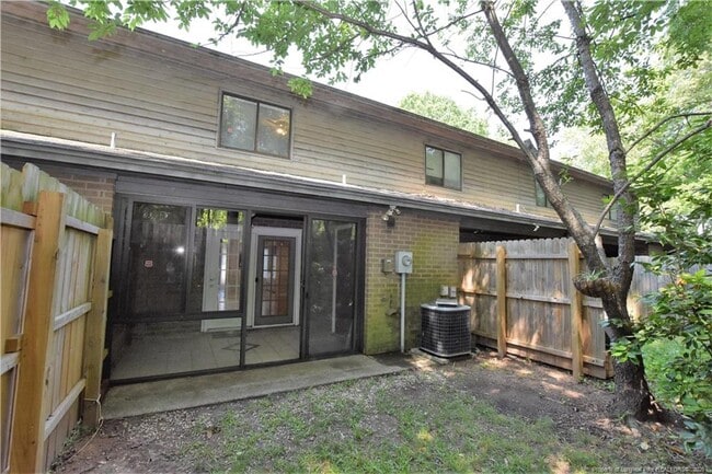 Building Photo - 400 N Steele St