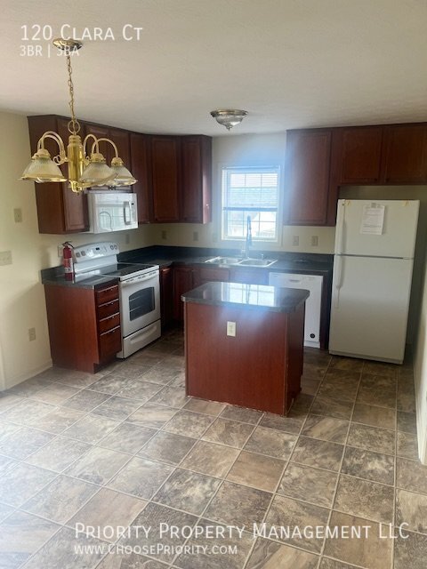 Building Photo - 120 Clara Ct