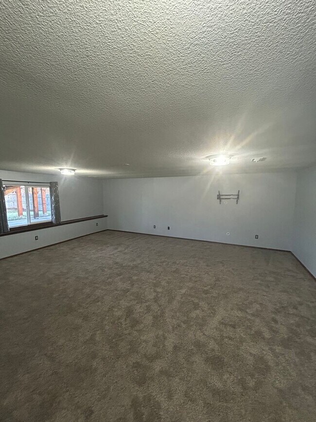 Building Photo - Updated 5 Bedroom , 3 Bath House in Derby Large back Yard