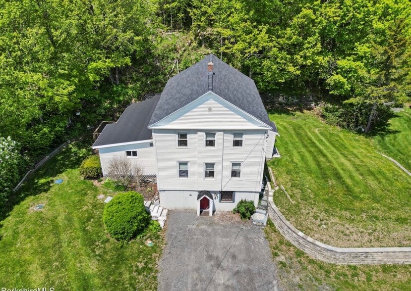 Building Photo - 203-205 Main St