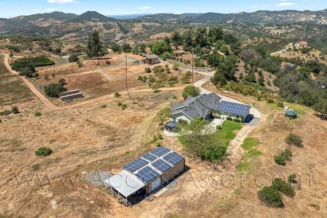 Building Photo - Designer Single-Story Home with Gourmet Kitchen & Mountain Views