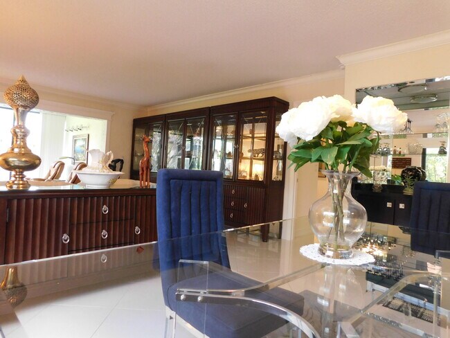 Building Photo - 9285 Vista del Lago