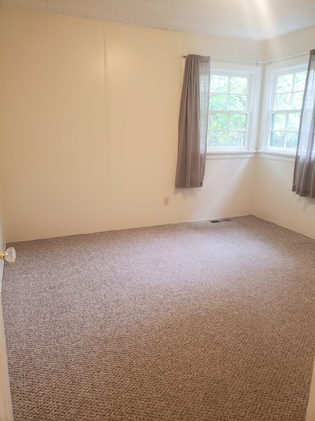 Building Photo - Charming Cottage in Woodburn with Large Yard!