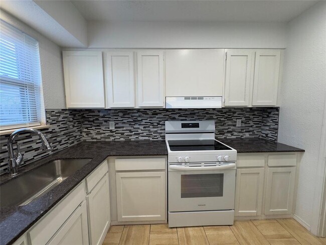 Building Photo - 3325 Brookhollow Ct