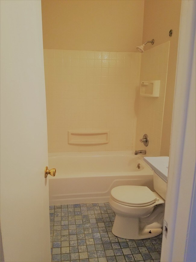 Building Photo - 5216 Castlewood Road, Unit E