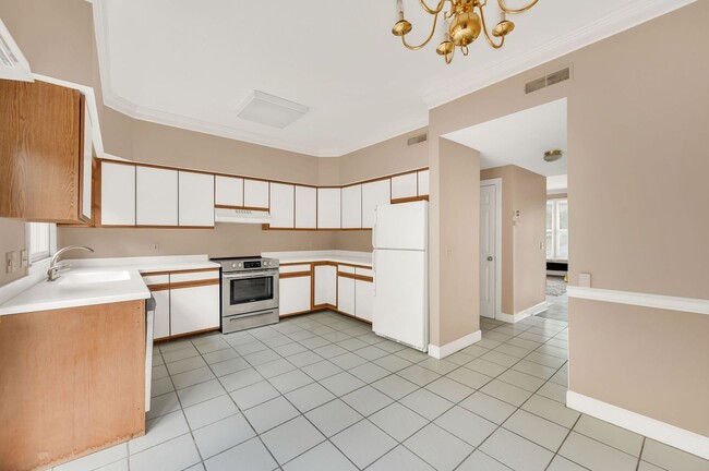 Building Photo - Awesome 2BE/2.5BA condo in Green Hills!