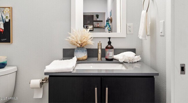 Building Photo - 6025 W Thomas Rd