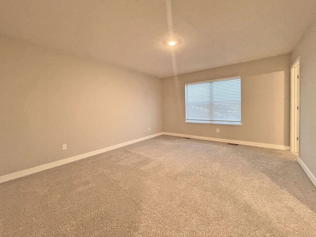 Building Photo - Gorgeous Like-New Home in Copper Hills, Never Rented, Fenced Yard, Huge Family Room, 3-Car Garage...