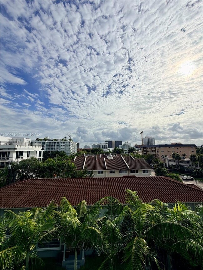 Building Photo - 9901 E Bay Harbor Dr