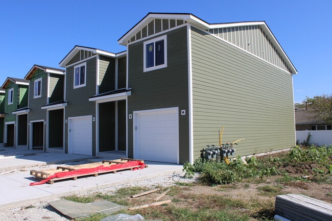 Building Photo - 103 E Division St