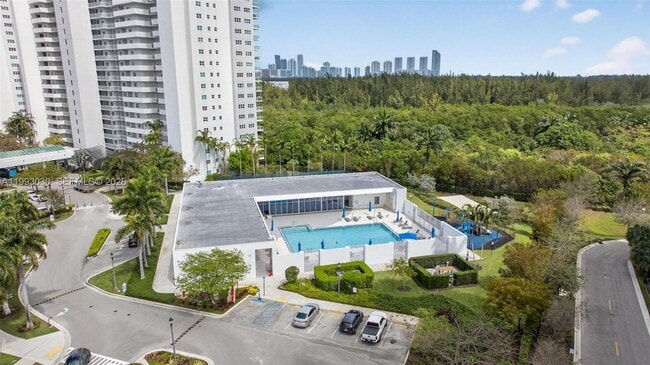 Building Photo - 15051 Royal Oaks Ln