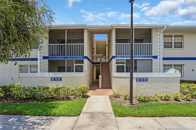 Building Photo - 1504 SE Royal Green Cir