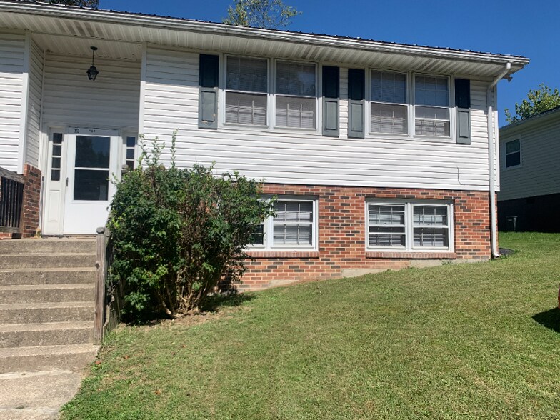 Primary Photo - 102 Oakwood St