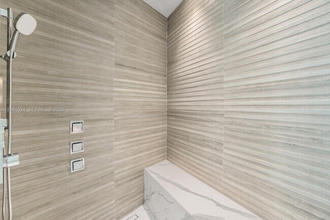 Building Photo - 501 Palm Dr