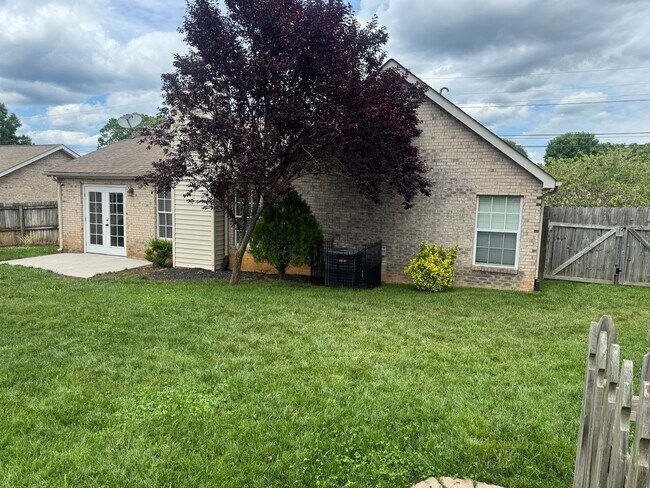 Building Photo - Knoxville 37918 - Beautiful 3 bedroom, 2 bath home in the heart of Powell - Contact Lisa Vineyard...