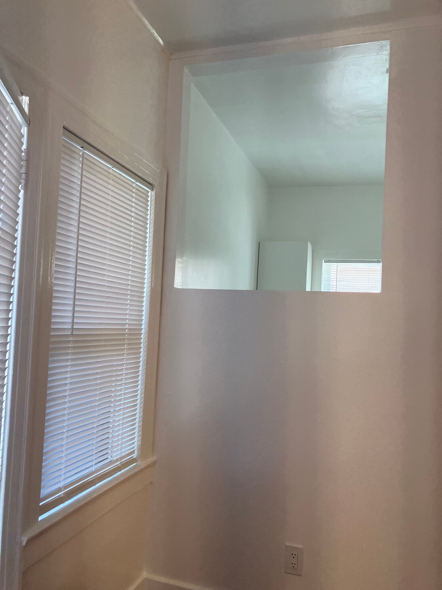 Building Photo - 2035 N Vista del Mar Ave