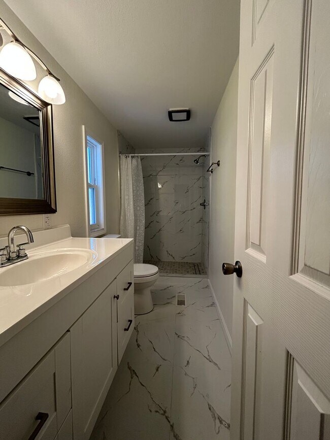 Building Photo - 3 bedroom, 2 bath