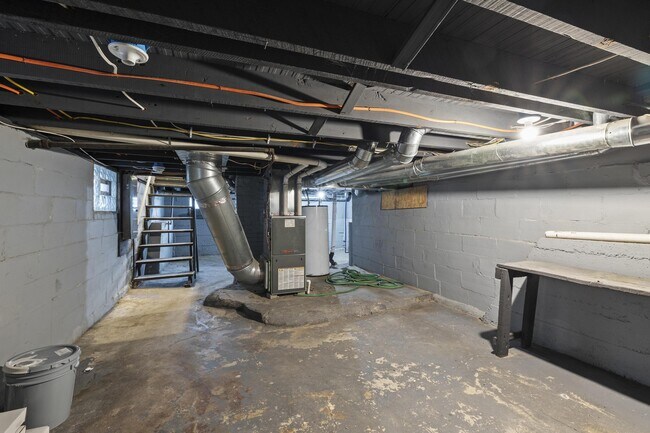 Building Photo - 1736 Bruck St