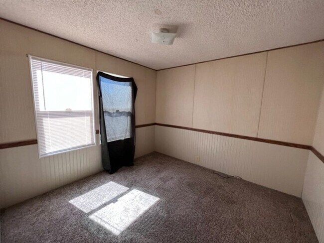 Building Photo - 3 Bedrooms, Includes Fenced Yard New carpe...