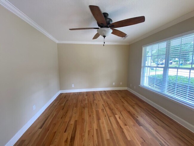 Building Photo - Updated 3 bed 2 bath house