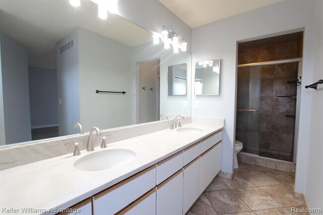 Building Photo - 41498 Cornell Dr