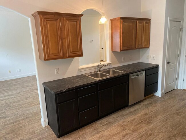 Building Photo - Available August 1st! Recently Updated 3-B...