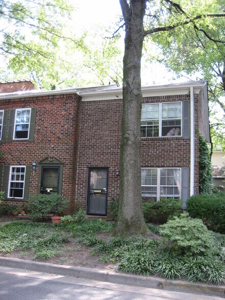 end unit townhome - 542 Peabody Sq