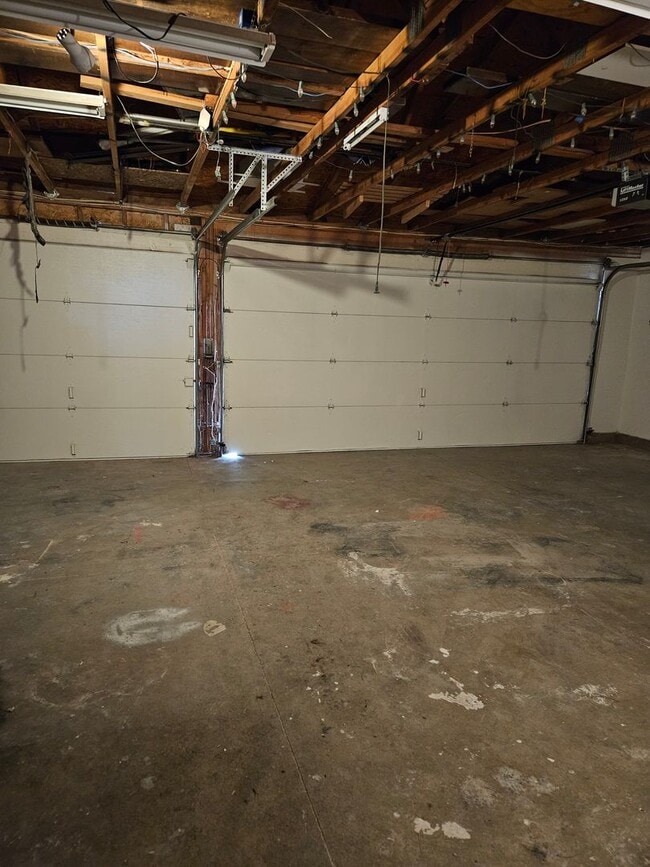 Building Photo - 4 Bedroom Adelanto Home