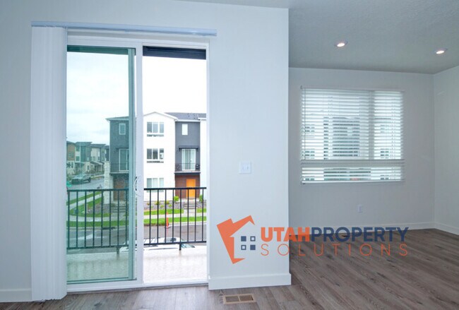 Building Photo - 1054 W 430 S