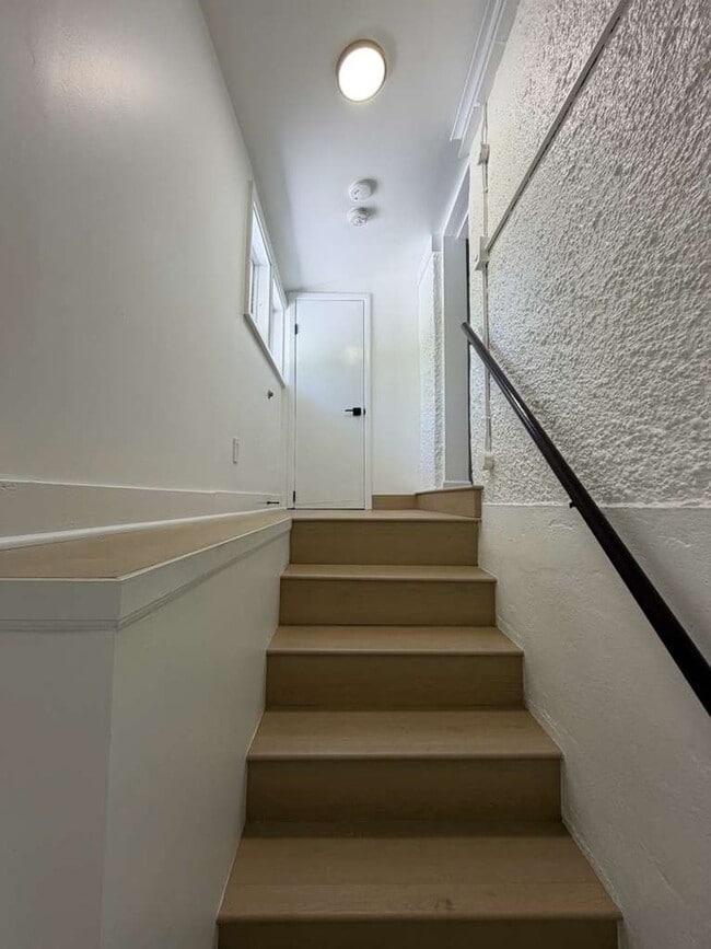 Building Photo - 1 bed/1.5 bath * Great Apt For RWJMS/Rutgers * Students Walk to New Brunswick/Highland Park Night...