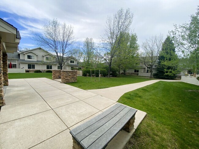 Building Photo - Well located 2+ bedroom townhome