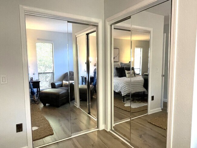 Building Photo - 3 bedroom, 3 bath unfurnished or furnished...