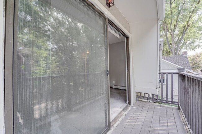 Building Photo - Locust312 (CW-KS)